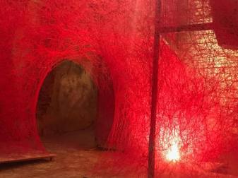 Chiharu Shiota “Διαπερνώντας τη Γραμμή”, στη Σπηλιά της Φάμπρικας στην Πάφο